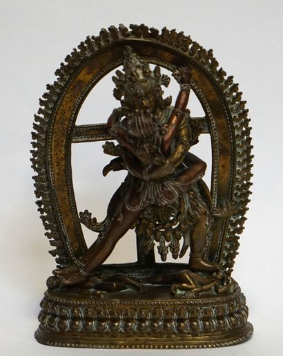 null INDE. Chakrasamvara et Vajrayogini en position du Yab-Yum dans une mandorle....