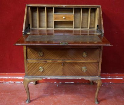 null Commode formant SECRETAIRE. Petits accidents. 100 x 75 x 43 cm.