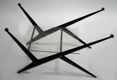 null Angelo OSTUNI (XXe). TABLE basse à piètement asymétrique en métal laqué noir...