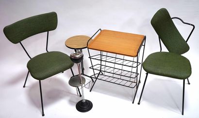 null Ensemble années 1950 comprenant deux chaises en tiges de métal laqué noir (dossier...