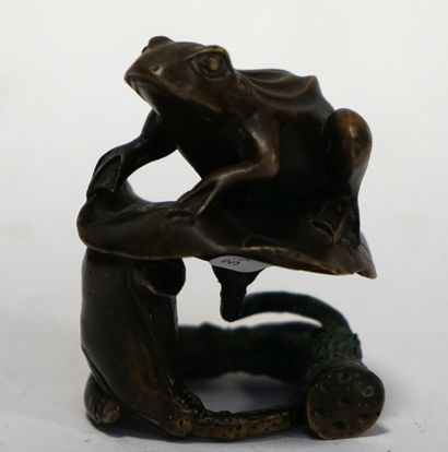  JAPON. Grenouille sur un nénuphar en bronze. H. 8 cm.