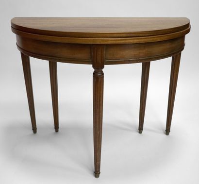 null Table demi-lune en bois de placage. Style Louis XVI. Diam 100 cm.