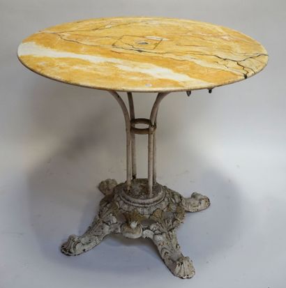 null TABLE de JARDIN en fonte laquée blanc, le plateau peint à l'imitation du marbre....