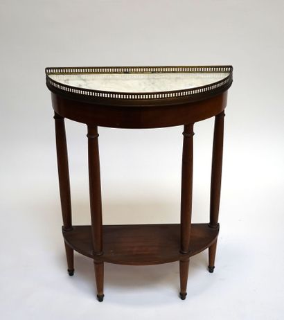 null Petite CONSOLE demi lune à colonnes, le dessus de marbre blanc. 72 x 54 x 24...