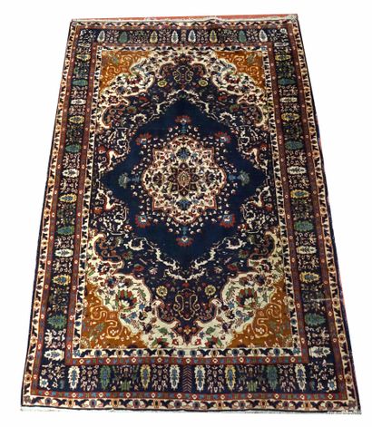 null TAPIS à motif de rosace centrale bleue sur fond sable. 190 x 128 cm. Petites...