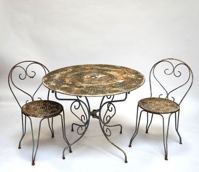 null SALON de jardin comprenant une table et deux chaises en fer forgé laqué gris....