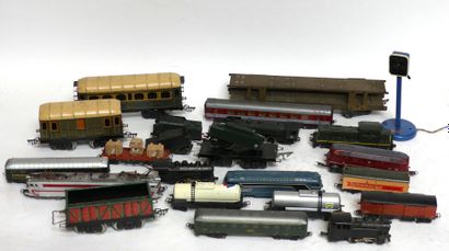 Lot de TRAINS, wagons, rails et bâtiments...