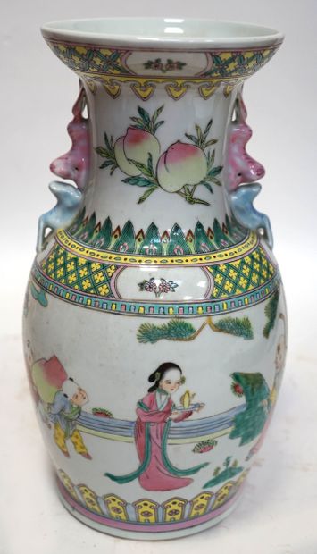 null CHINE. VASE moderne à décor polychrome de deux enfants supportant une pêche...