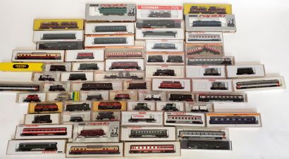  Lot d'environ 40 wagons et locomotives des marques Arnold et Fleischmann.