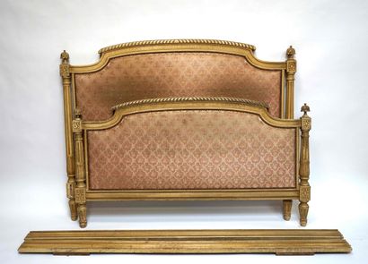 null LIT en bois laqué crème style Louis XVI. H. 125 cm. Dimensions du couchage 190...