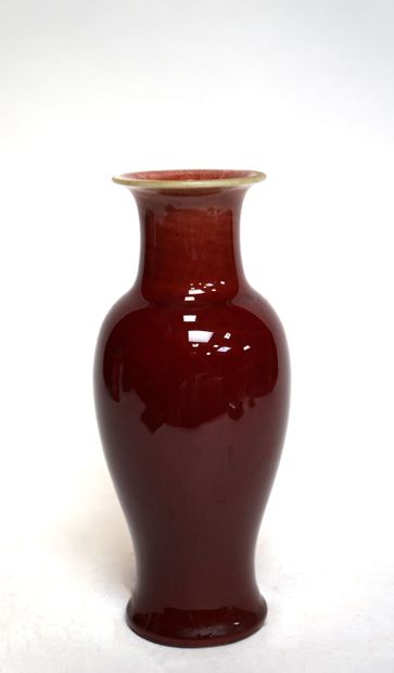 null VASE sang de boeuf de forme balustre dite Guanyin à décor d'émaux rouge de cuivre...