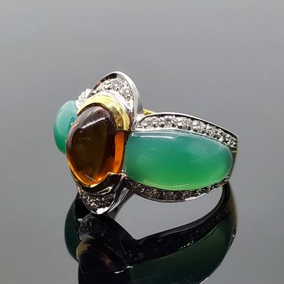 null BAGUE deux ors, sertie au centre d'un cabochon de pierre fine couleur ambre...