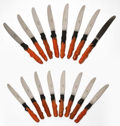 null A ONE PIECE KNIFE Paris. Eight TABLE KNIVES and eight CHEESE KNIVES, the handles...