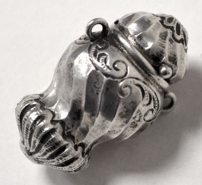 null Small silver FLACON forming a PENDANT with twisted ribs, old work (XVIIIth?),...