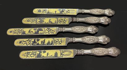null FIVE fruit knives, the handle in silver decorated with reserves of hunting scene...