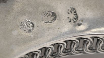 null 
SUEDE, XVIIIe. COUPE DRAGEOIR en argent, de forme ovale à décor ajouré de guirlandes...
