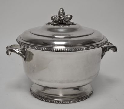 null A silver-plated metal soup tureen, the foot and the lid decorated with a frieze...