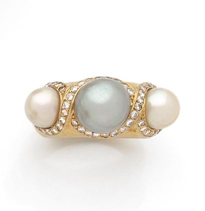 Yellow gold ring, set with three pearls,...