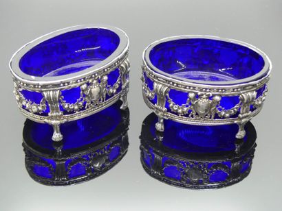 null Pair of silver SALONERS, with openwork decoration of cherubs flanking a shield,...