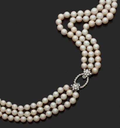 SAUTOIR formé de trois rangs de perles de...