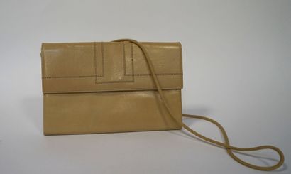 null CHARLES JOURDAN. POCHETTE en cuir sable surpiqué. Petites taches.