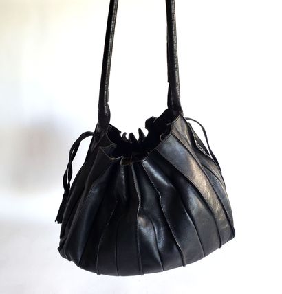 LUPO. Sac porté épaule en cuir noir plissé, anse unique, avec dustbag