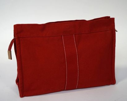 null HERMES. Trousse de toilette en coton rouge foncé, surpiqûre blanche.