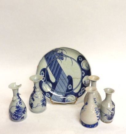null CHINE Cinq Vases en porcelaine bleu blanc. H. 11 à 13 cm On joint une assiette...