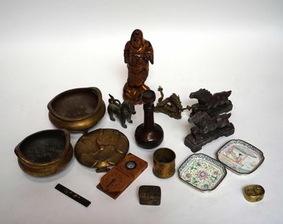 null Lot d'objets de la CHINE et du JAPON dont Boite en métaux mêlés, sujets en bronze,...