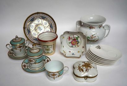 null Lot de PORCELAINES dont vase, jatte carrée, assiette de présentation, sous tasses,...