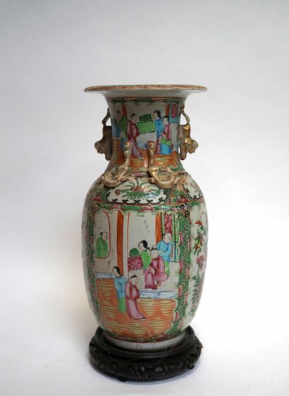null VASE balustre dit Guanyin en porcelaine de Canton. H. 38 cm