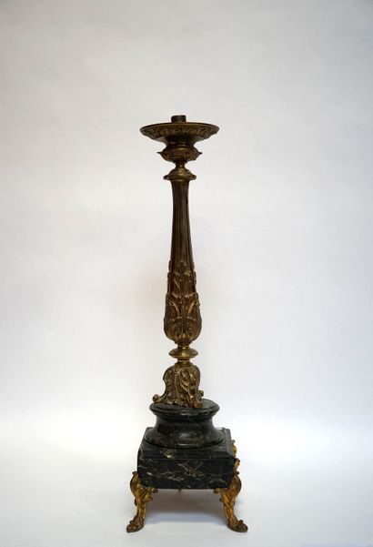  Pied de lampe en bronze de forme balustre feuillagé, le socle en marbre vert. XIXe...