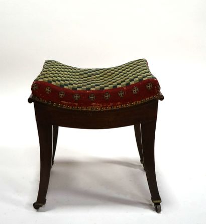 null Elegant TABOURET en placage d'acajou, l'assise convexe.