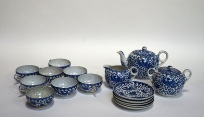 null CHINE Service à thé en porcelaine à décor bleu et blanc comprenant théière,...