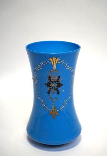 Vase en opaline bleue peinte d’un cartouche...