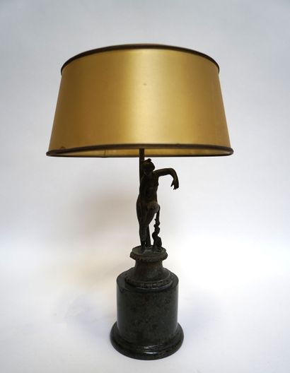 null Pied de lampe, orné d’une baigneuse à l’antique en bronze à patine vert, le...