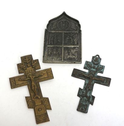  Deux CRUCIFIX orthodoxes en bronze. On joint une plaque en bas relief comprenant...