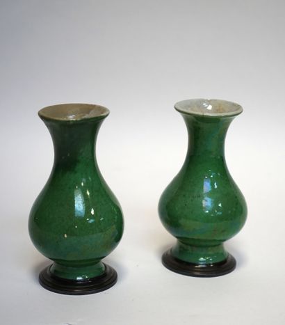 null Paire de petits vases en porcelaine de Chine émaillée vert. Accidents et restaurations....