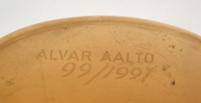 null Alvar AALTO (1898-1976) Vase en verre ambré modèle SAVOY, signé et numéroté...