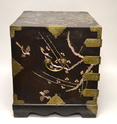 null KOREA, 19th century. Black lacquered wood bandaji chest with mother-of-pearl...