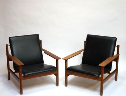 null DOKKA MOBLER Made in Norway. Deux fauteuils garnis de cuir noir. On y joint...