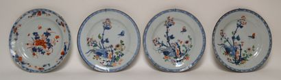 null CHINE. Suite de trois ASSIETTES en porcelaine à décor floral émaillé polychrome...