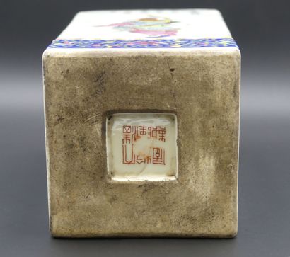 null CHINA. VASE of square section out of white porcelain decorated in polychrome...