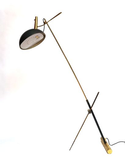 null Jean-Pierre VINCENT, XXe. LAMPADAIRE en laiton et métal laqué noir vers 1950....