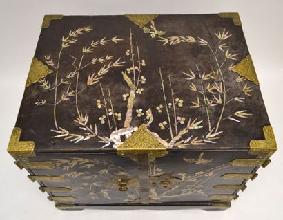 null KOREA, 19th century. Black lacquered wood bandaji chest with mother-of-pearl...