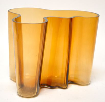 Alvar AALTO (1898-1976) Vase en verre ambré...