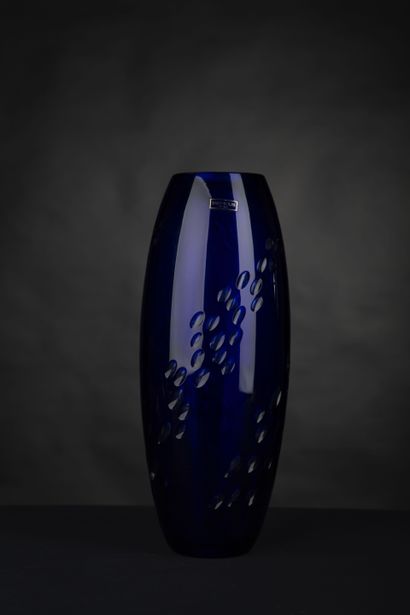 null Serge MANSAU pour Saint Louis. Vase "Pluie" en cristal bleu. Signé Saint Louis...