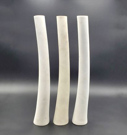 null 
Serge MANSAU. Trois vases en biscuit blanc de forme bambou ayant été créés...