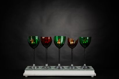 null Serge MANSAU. Série Verres Mutation. Quatre verres en cristal de Baccarat rouge,...