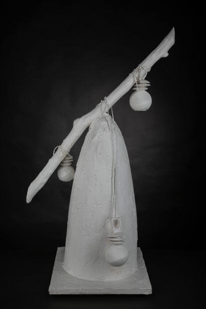  Serge MANSAU pour Naf Naf. Sculpture en bois, résine, plâtre figurant un menhir...